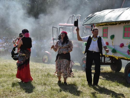 Turnieju Wsi. Hasło tegorocznej imprezy brzmiało „Cygańskim taborem do Okrągłego".
