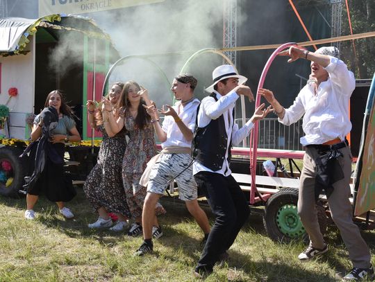 Turnieju Wsi. Hasło tegorocznej imprezy brzmiało „Cygańskim taborem do Okrągłego".