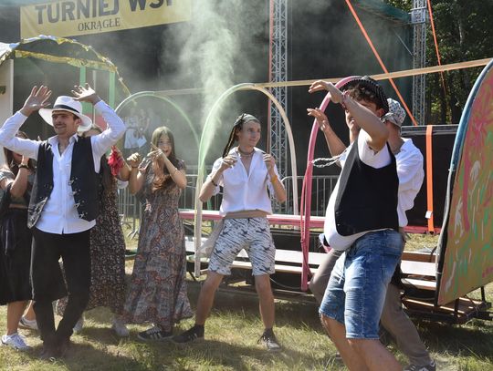 Turnieju Wsi. Hasło tegorocznej imprezy brzmiało „Cygańskim taborem do Okrągłego".