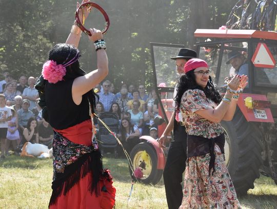 Turnieju Wsi. Hasło tegorocznej imprezy brzmiało „Cygańskim taborem do Okrągłego".