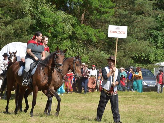 Turnieju Wsi. Hasło tegorocznej imprezy brzmiało „Cygańskim taborem do Okrągłego".