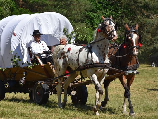 Turnieju Wsi. Hasło tegorocznej imprezy brzmiało „Cygańskim taborem do Okrągłego".