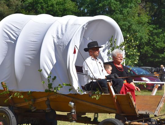 Turnieju Wsi. Hasło tegorocznej imprezy brzmiało „Cygańskim taborem do Okrągłego".