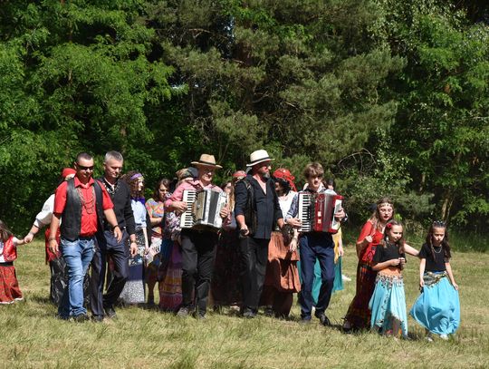 Turnieju Wsi. Hasło tegorocznej imprezy brzmiało „Cygańskim taborem do Okrągłego".