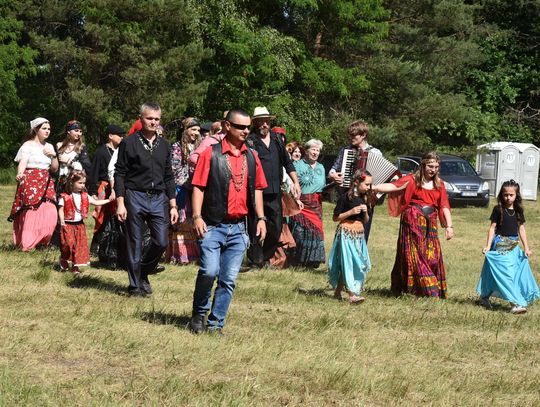Turnieju Wsi. Hasło tegorocznej imprezy brzmiało „Cygańskim taborem do Okrągłego".