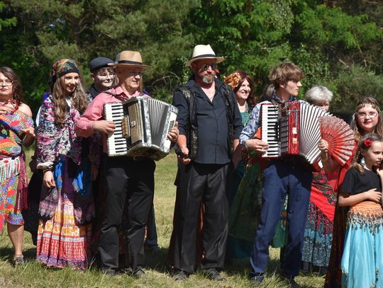 Turnieju Wsi. Hasło tegorocznej imprezy brzmiało „Cygańskim taborem do Okrągłego".
