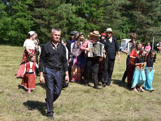 Turnieju Wsi. Hasło tegorocznej imprezy brzmiało „Cygańskim taborem do Okrągłego".