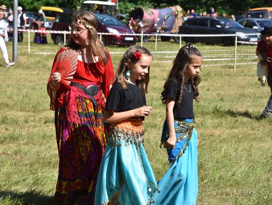 Turnieju Wsi. Hasło tegorocznej imprezy brzmiało „Cygańskim taborem do Okrągłego".