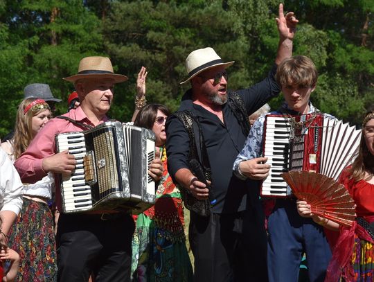 Turnieju Wsi. Hasło tegorocznej imprezy brzmiało „Cygańskim taborem do Okrągłego".