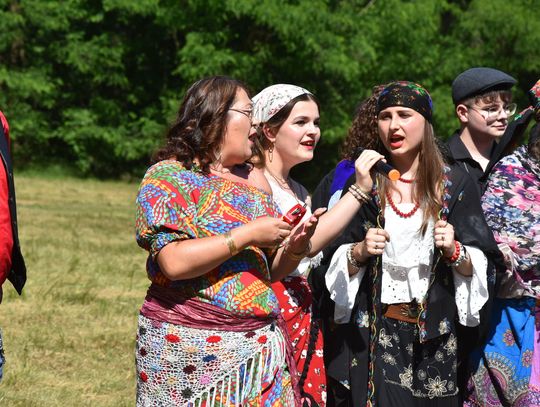 Turnieju Wsi. Hasło tegorocznej imprezy brzmiało „Cygańskim taborem do Okrągłego".