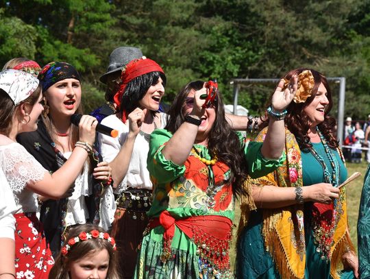 Turnieju Wsi. Hasło tegorocznej imprezy brzmiało „Cygańskim taborem do Okrągłego".