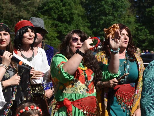 Turnieju Wsi. Hasło tegorocznej imprezy brzmiało „Cygańskim taborem do Okrągłego".