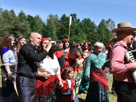 Turnieju Wsi. Hasło tegorocznej imprezy brzmiało „Cygańskim taborem do Okrągłego".