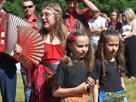 Turnieju Wsi. Hasło tegorocznej imprezy brzmiało „Cygańskim taborem do Okrągłego".