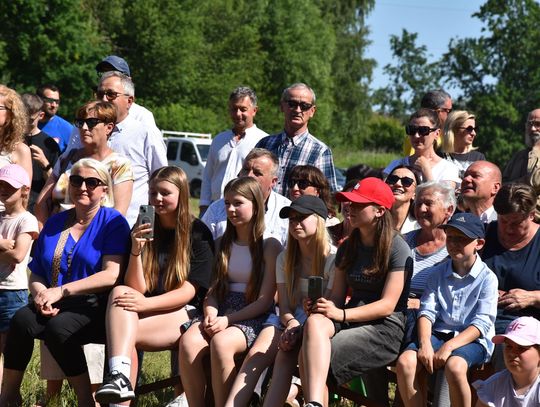 Turnieju Wsi. Hasło tegorocznej imprezy brzmiało „Cygańskim taborem do Okrągłego".