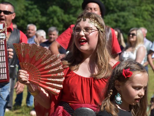 Turnieju Wsi. Hasło tegorocznej imprezy brzmiało „Cygańskim taborem do Okrągłego".