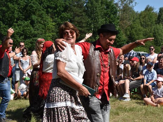Turnieju Wsi. Hasło tegorocznej imprezy brzmiało „Cygańskim taborem do Okrągłego".