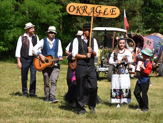 Turnieju Wsi. Hasło tegorocznej imprezy brzmiało „Cygańskim taborem do Okrągłego".