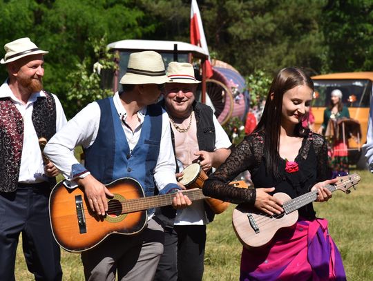 Turnieju Wsi. Hasło tegorocznej imprezy brzmiało „Cygańskim taborem do Okrągłego".