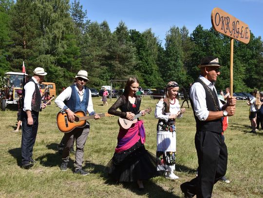 Turnieju Wsi. Hasło tegorocznej imprezy brzmiało „Cygańskim taborem do Okrągłego".