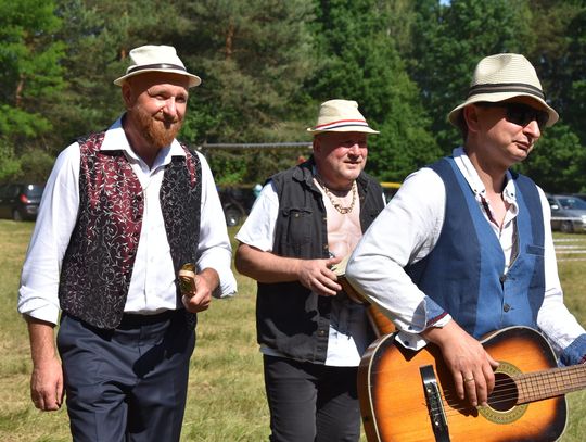 Turnieju Wsi. Hasło tegorocznej imprezy brzmiało „Cygańskim taborem do Okrągłego".