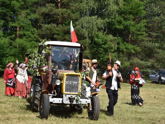 Turnieju Wsi. Hasło tegorocznej imprezy brzmiało „Cygańskim taborem do Okrągłego".