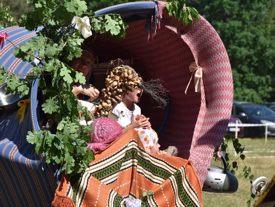 Turnieju Wsi. Hasło tegorocznej imprezy brzmiało „Cygańskim taborem do Okrągłego".