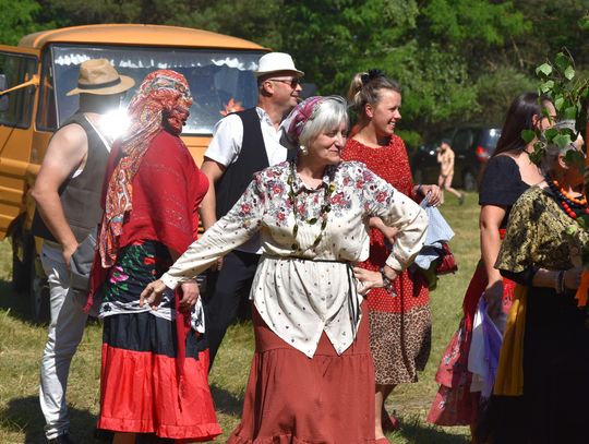 Turnieju Wsi. Hasło tegorocznej imprezy brzmiało „Cygańskim taborem do Okrągłego".