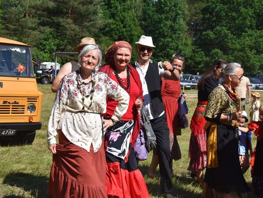 Turnieju Wsi. Hasło tegorocznej imprezy brzmiało „Cygańskim taborem do Okrągłego".