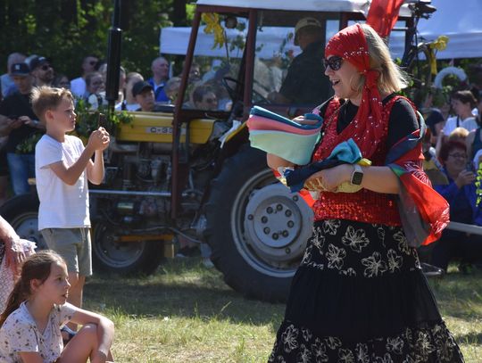 Turnieju Wsi. Hasło tegorocznej imprezy brzmiało „Cygańskim taborem do Okrągłego".