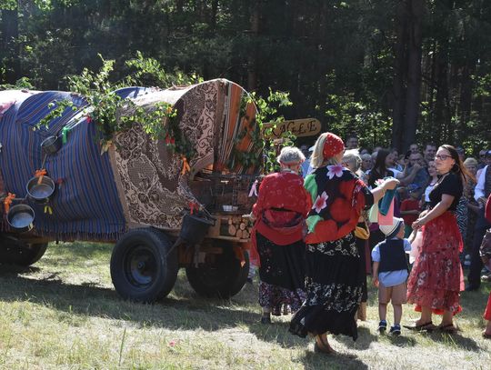 Turnieju Wsi. Hasło tegorocznej imprezy brzmiało „Cygańskim taborem do Okrągłego".