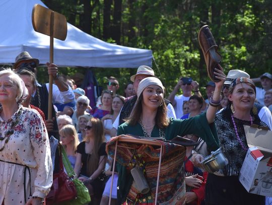 Turnieju Wsi. Hasło tegorocznej imprezy brzmiało „Cygańskim taborem do Okrągłego".
