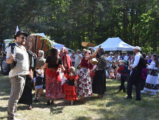 Turnieju Wsi. Hasło tegorocznej imprezy brzmiało „Cygańskim taborem do Okrągłego".