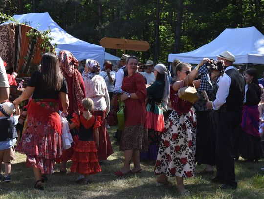 Turnieju Wsi. Hasło tegorocznej imprezy brzmiało „Cygańskim taborem do Okrągłego".