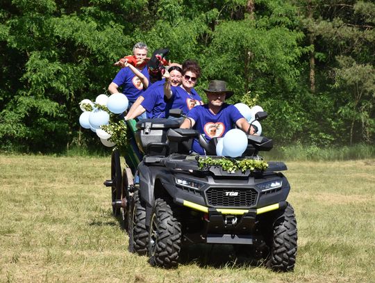 Turnieju Wsi. Hasło tegorocznej imprezy brzmiało „Cygańskim taborem do Okrągłego".