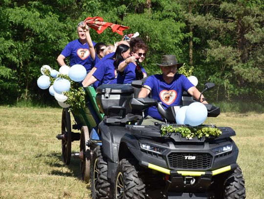 Turnieju Wsi. Hasło tegorocznej imprezy brzmiało „Cygańskim taborem do Okrągłego".