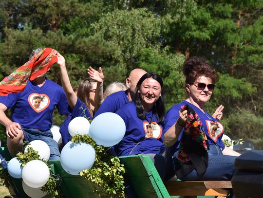 Turnieju Wsi. Hasło tegorocznej imprezy brzmiało „Cygańskim taborem do Okrągłego".