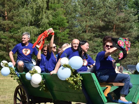 Turnieju Wsi. Hasło tegorocznej imprezy brzmiało „Cygańskim taborem do Okrągłego".