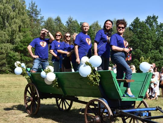 Turnieju Wsi. Hasło tegorocznej imprezy brzmiało „Cygańskim taborem do Okrągłego".