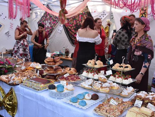 Turnieju Wsi. Hasło tegorocznej imprezy brzmiało „Cygańskim taborem do Okrągłego".