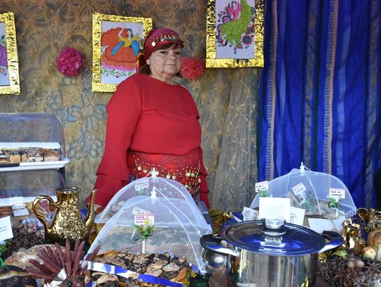 Turnieju Wsi. Hasło tegorocznej imprezy brzmiało „Cygańskim taborem do Okrągłego".