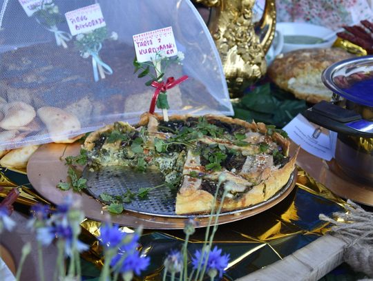 Turnieju Wsi. Hasło tegorocznej imprezy brzmiało „Cygańskim taborem do Okrągłego".