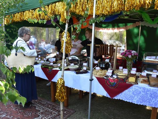 Turnieju Wsi. Hasło tegorocznej imprezy brzmiało „Cygańskim taborem do Okrągłego".