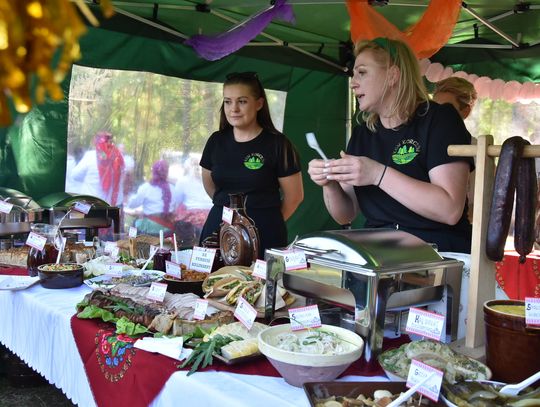 Turnieju Wsi. Hasło tegorocznej imprezy brzmiało „Cygańskim taborem do Okrągłego".