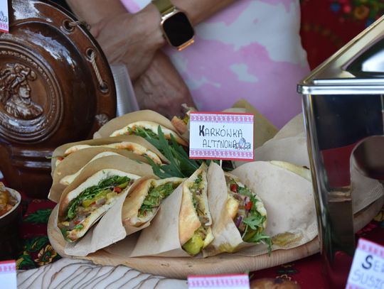 Turnieju Wsi. Hasło tegorocznej imprezy brzmiało „Cygańskim taborem do Okrągłego".