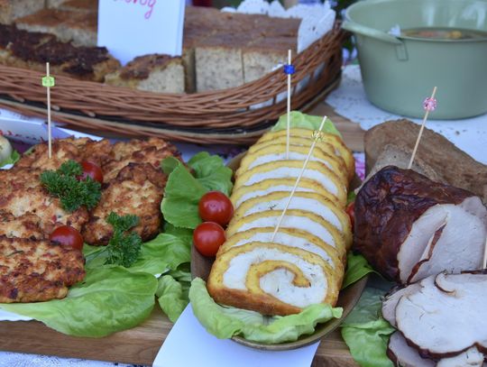 Turnieju Wsi. Hasło tegorocznej imprezy brzmiało „Cygańskim taborem do Okrągłego".