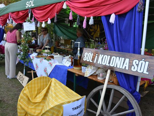 Turnieju Wsi. Hasło tegorocznej imprezy brzmiało „Cygańskim taborem do Okrągłego".