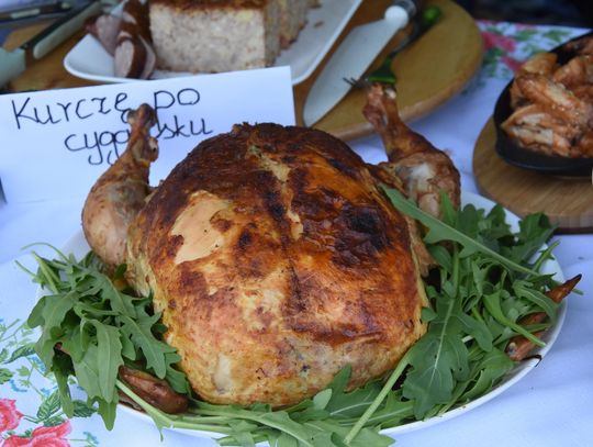 Turnieju Wsi. Hasło tegorocznej imprezy brzmiało „Cygańskim taborem do Okrągłego".