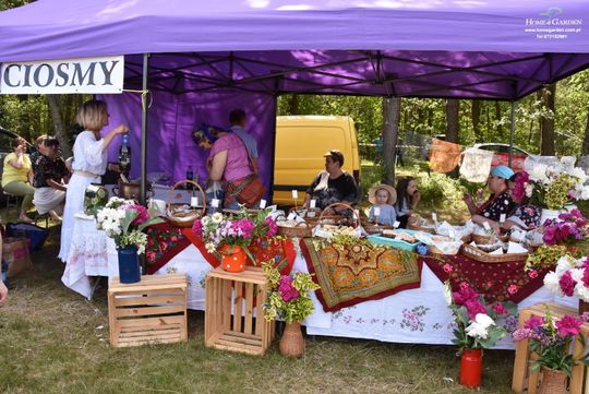 Turnieju Wsi. Hasło tegorocznej imprezy brzmiało „Cygańskim taborem do Okrągłego".