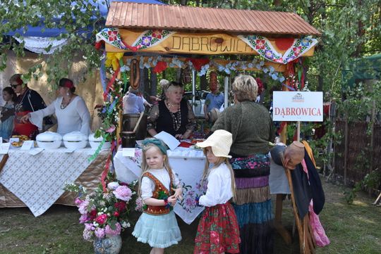 Turnieju Wsi. Hasło tegorocznej imprezy brzmiało „Cygańskim taborem do Okrągłego".